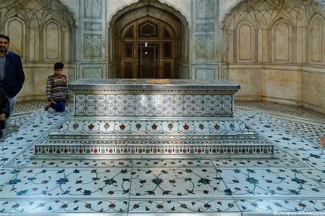  Le Tombeau de Jahangir: Un Requiem en Marbre et Pierres Précieuses