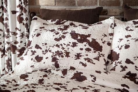  The Cowhide Quilt: Uncovering the Rhythms and Textures of Ochre Oosthuizen's Masterpiece!